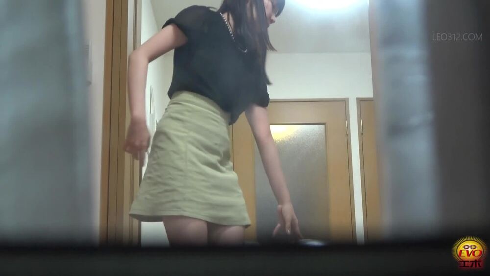 [EE-735] True story hidden camera: Girl next door with naughty pee fetishes