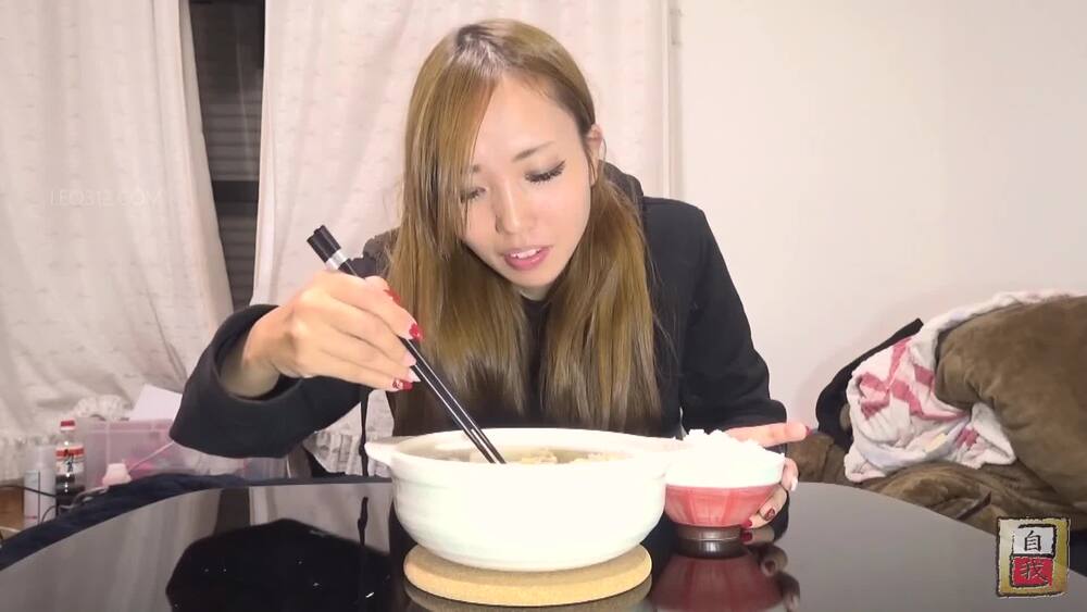 [JG-458] 100% pure, thick rice dung in front of the camera! Natural stools and farts after cooking and eating