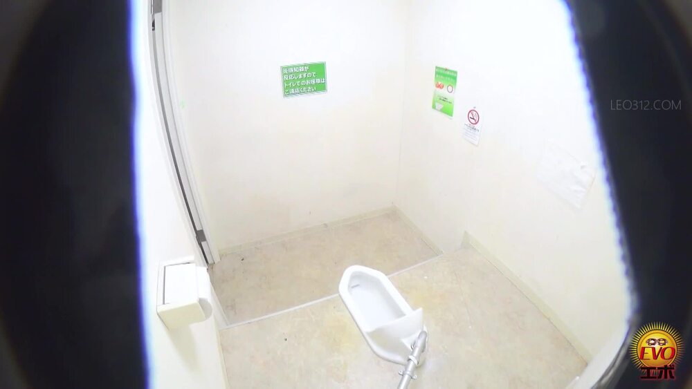 [EE-720] Nurses at the bladder limit with pee protruding halfway! Japanese style toilet voyeur