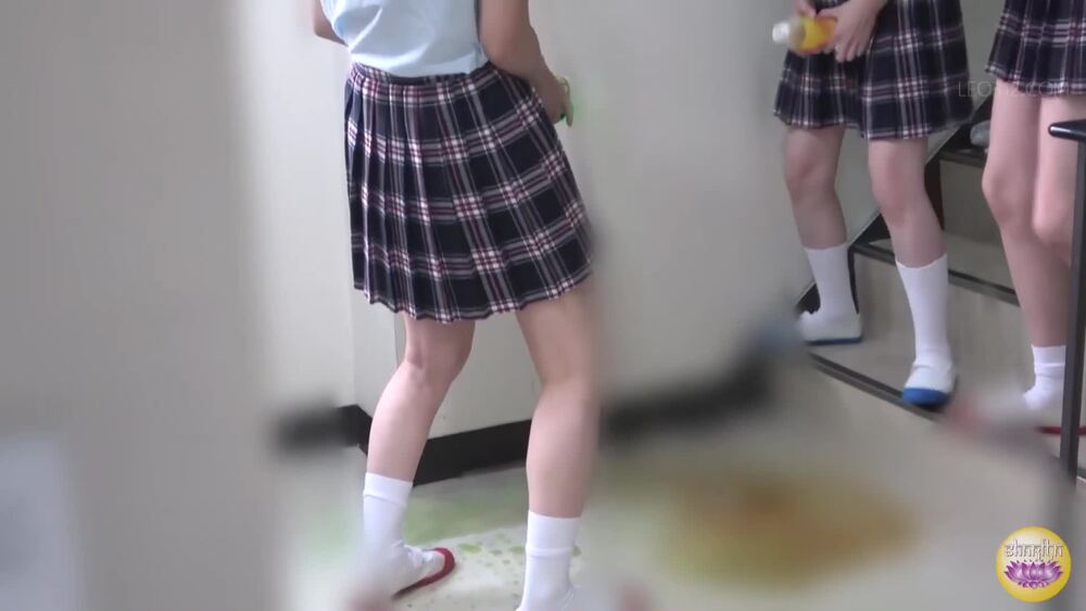[SL-540] Schoolgirls with bad manners pooping everywhere they want!