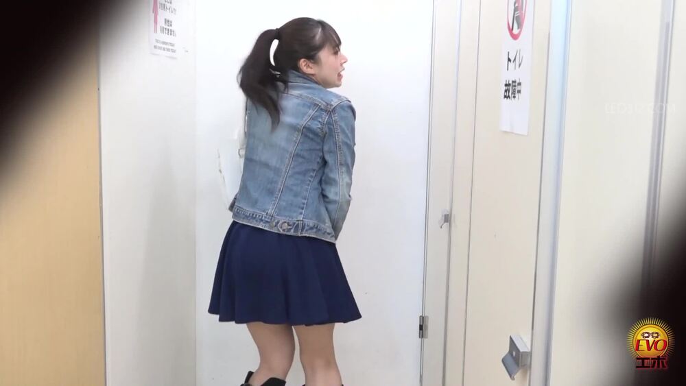 [EE-589] Girls barely holding their pee while waiting by the toilet door. VOL. 4