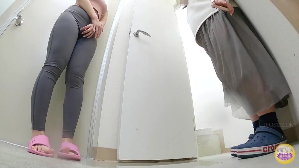 [SL-512] Unbearable wetting shame during yoga class. Dark pee stains spreading in gray tights