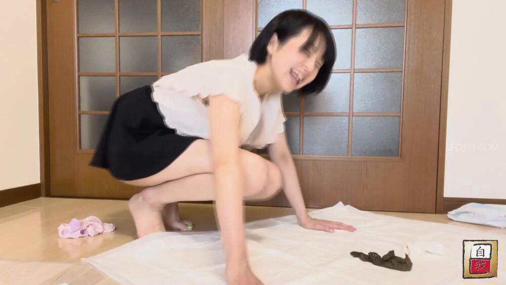 [JG-527] Self – filmed videos of girls excretions after saving poop for days and enduring the urge to defecate!