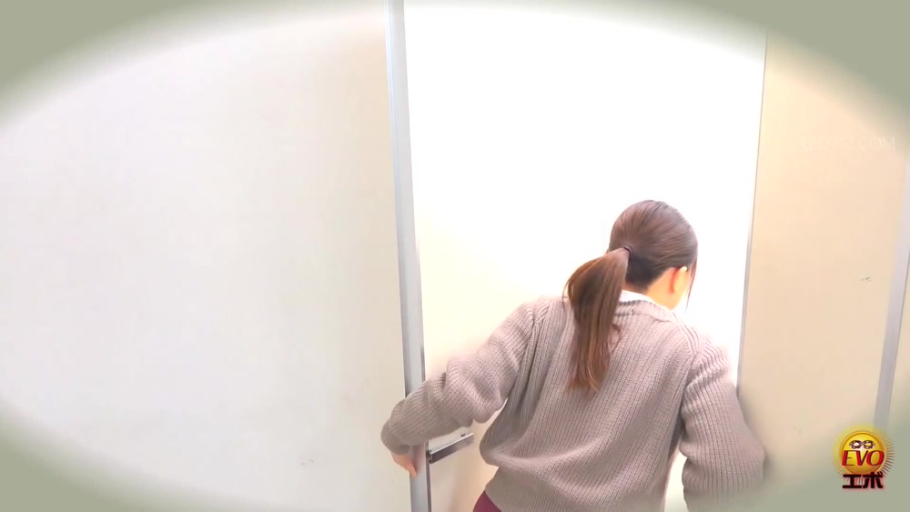 [EE-684] Hidden shooting: women waiting for a long time at the toilet door before peeing