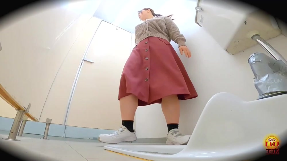 [EE-684] Hidden shooting: women waiting for a long time at the toilet door before peeing