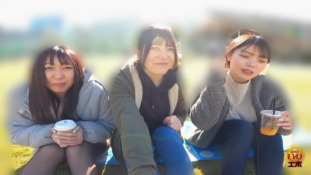 [EE-676] Girls walking around outdoor leisure facilities and peeng on Japanese style toilet