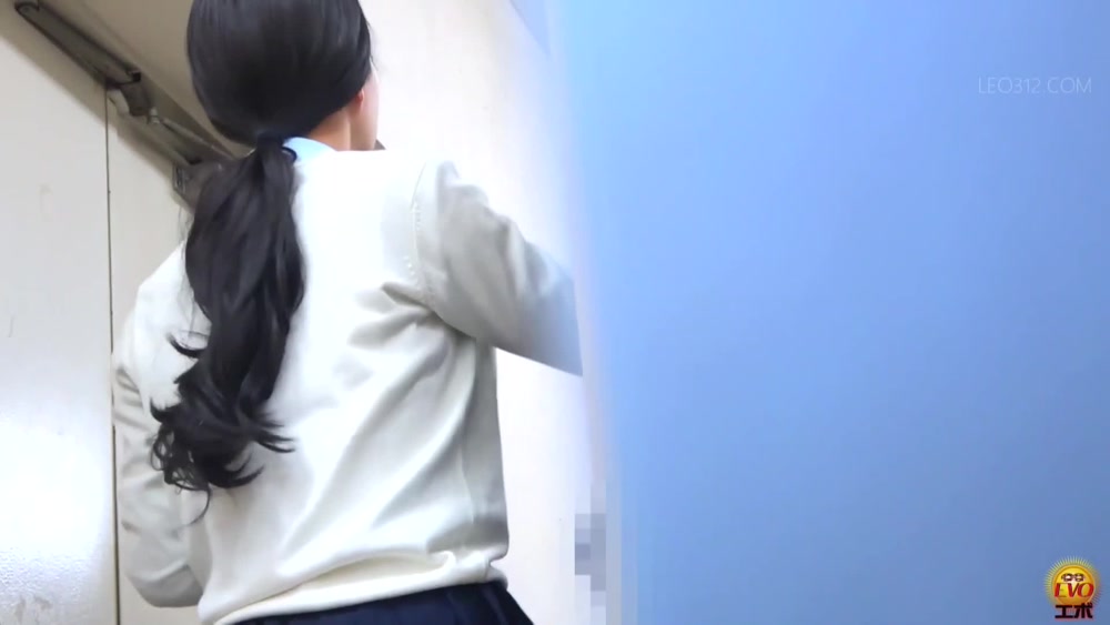 [EE-686] Hidden camera inside the school toilet. Girls pushing really hard to get the poop out