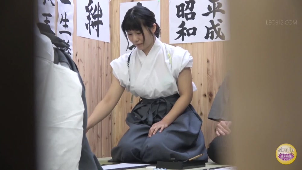 [SL-430] Traditional japanese clothes are difficult to take off! Female urination on the verge of bladder explosion!