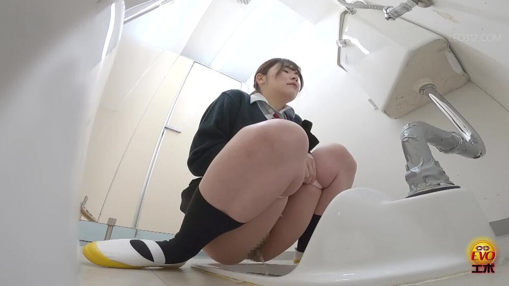 [EE-569] Hidden toilet camera: pee just in time after school girls career consultation
