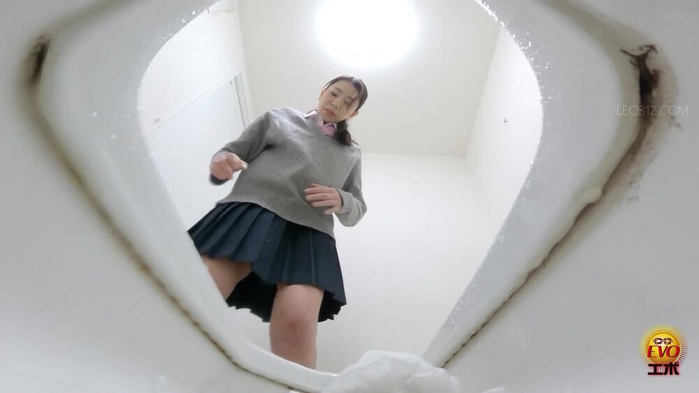 [EE-569] Hidden toilet camera: pee just in time after school girls career consultation
