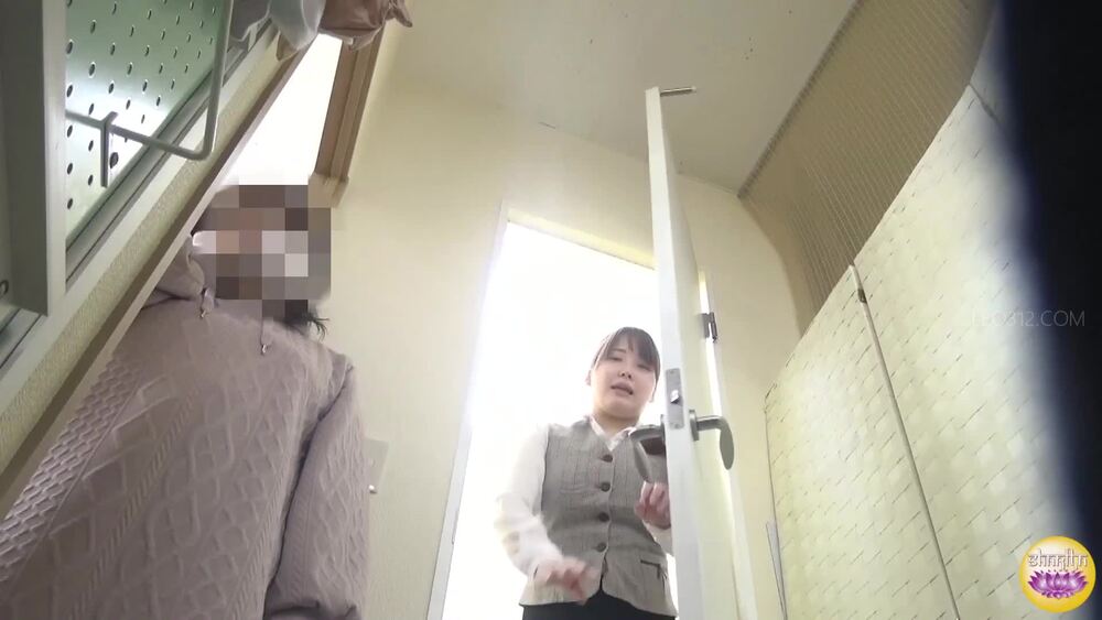 [SL-439] Uneasy restroom excretion experiences of the female rookie office employees. Awkward toilet acts, next to the