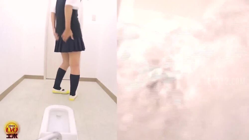 [EE-260] Schoolgirls pissing during break time