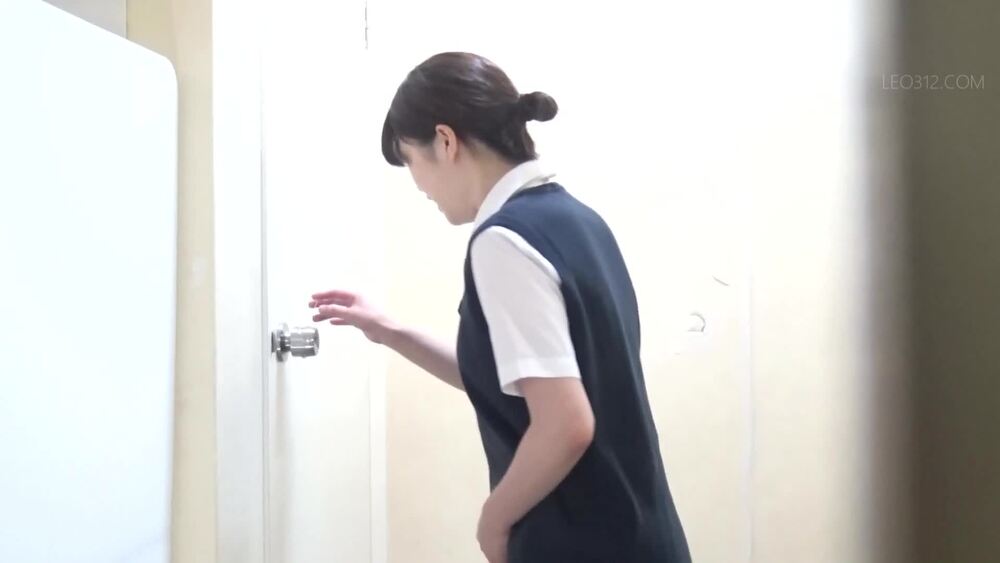 [EE-636] Behind the scenes of the girls school gymnasium. Bucket peeing in standing position!