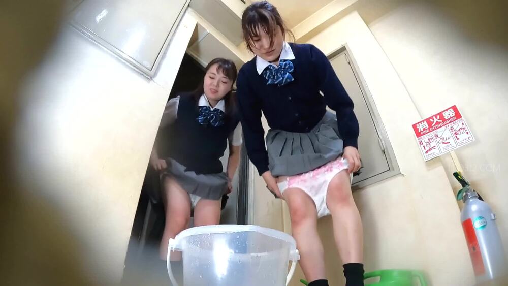 [EE-636] Behind the scenes of the girls school gymnasium. Bucket peeing in standing position!