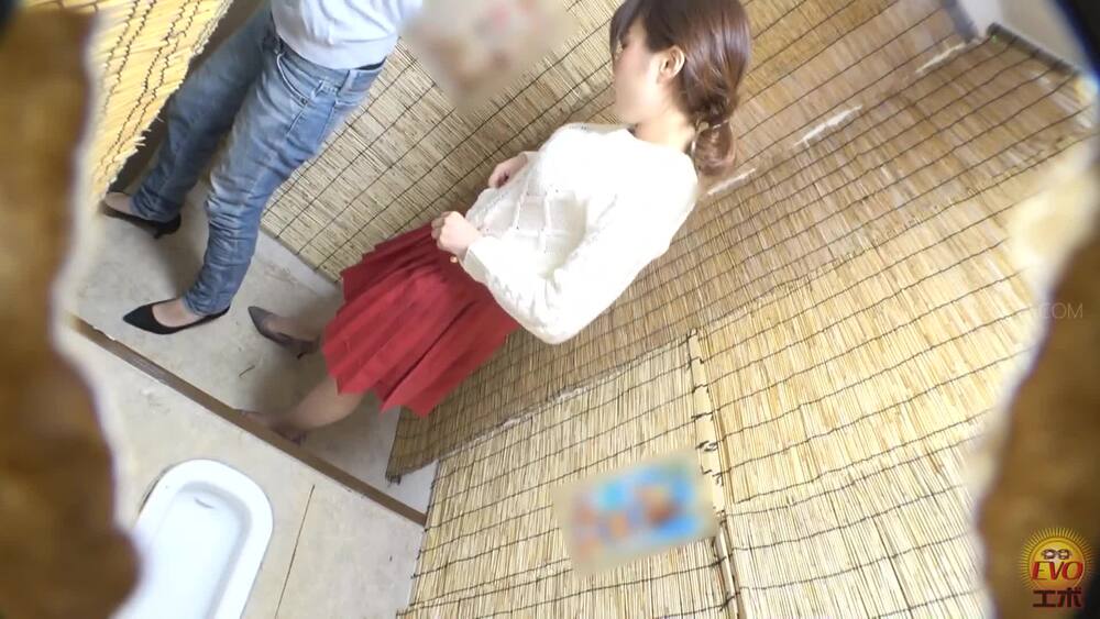 [EE-651] Izakaya toilet voyeur: continuous drunken urination by various girlfriends