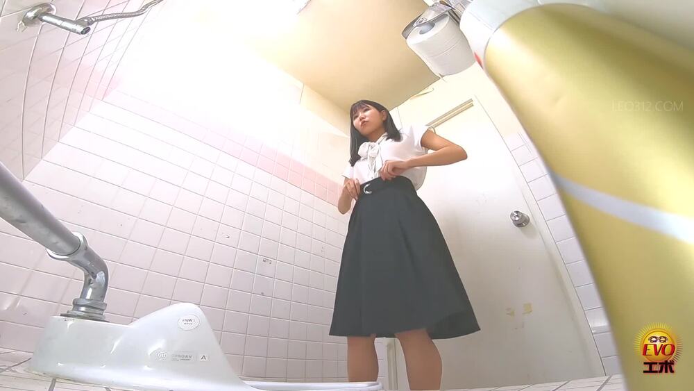 [EE-635] Japanese style toilet voyeur: naked urination of neat and clean women. Propensity? Stress? Habit?